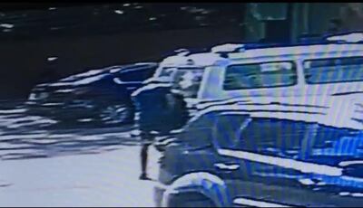 Momento del robo de la rueda de la ambulancia del Hospital Distrital de Curuguaty.