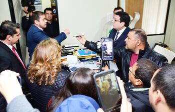 El intendente de Ciudad del Este, Miguel Prieto, durante la intervención a la Terminal de Ómnibus de la capital altoparanaense para que vuelva a ser administrada por la Comuna.