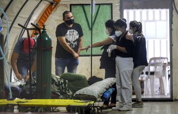 Médicos voluntarios miembros de la organización Ángeles contra el Covid ayudan al paciente COVID-19 en su hospital de carpas en Santa Cruz, Bolivia.