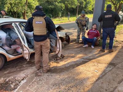 El momento en que agentes de la Senad capturan a Douglas Fernando Prusch Soares, en la vía pública, en el barrio Santa María de Encarnación.