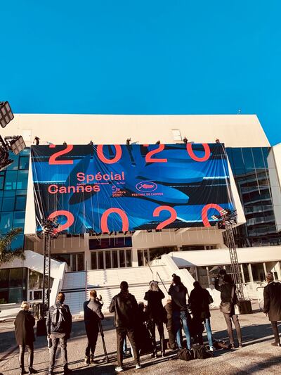 Un cartel anunciando la edición especial del Festival de Cannes se despliega en el palacio que anualmente alberga al evento cinematográfico.