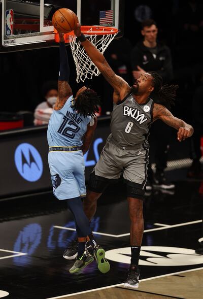 Ja Morant, de los Grizzlies, intenta encestar ante la defensa de DeAndre Jordan (Nets).