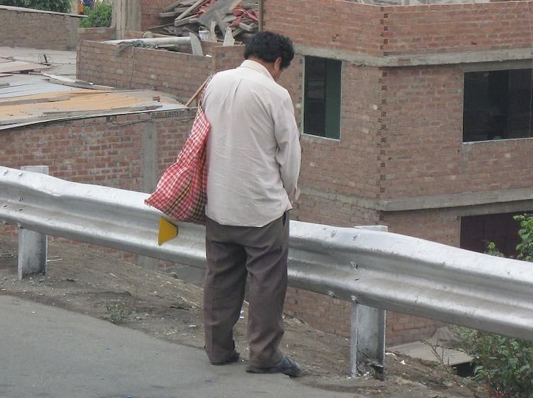 En Asunción está prohibido orinar en la vía pública.