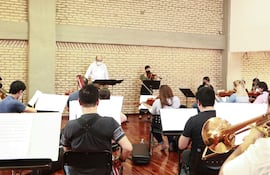 Músicos de la Orquesta Sinfónica Nacional ensayan para la presentación de esta noche, en el Teatro Municipal.