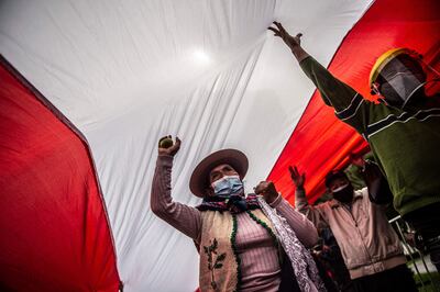 Partidarios del candidato izquierdista Pedro Castillo se manifiestan frente a la sede del Jurado Nacional Electoral de Perú, en Lima, el pasado miércoles.