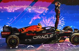 El festejo del piloto mexicano Sergio Pérez tras ganar en Singapur.