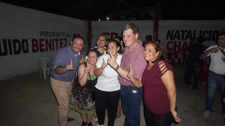 El vicepresidente de Erssan, Guido Benítez, en compañía del candidato a senador por la ANR, Natalicio Chase, presidente de la Essap hasta fines de enero pasado.