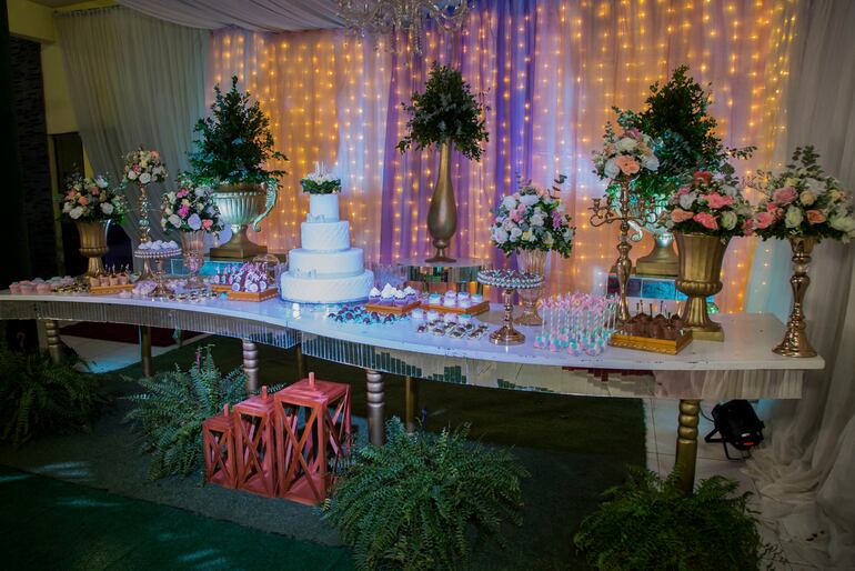 La decoración estuvo realizada con flores y ornamentos naturales, jarrones, lámparas rústicas, globos colgantes, velas, espejos y otros detalles iluminados.