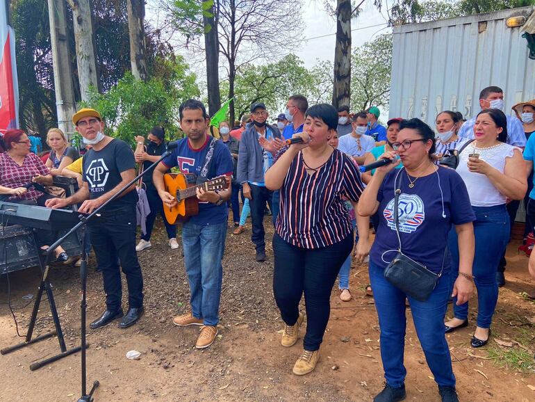 Hasta una peña organizaron los docentes en medio de la manifestación en Villarrica.