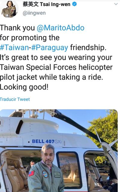 Mario Abdo Benítez posa ante el helicóptero donado por Taiwán, el viernes último.