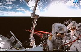 Astronautas chinos, Chen Dong y Liu Yang regresan a su módulo de cabina después de completar con éxito una caminata espacial de seis horas.