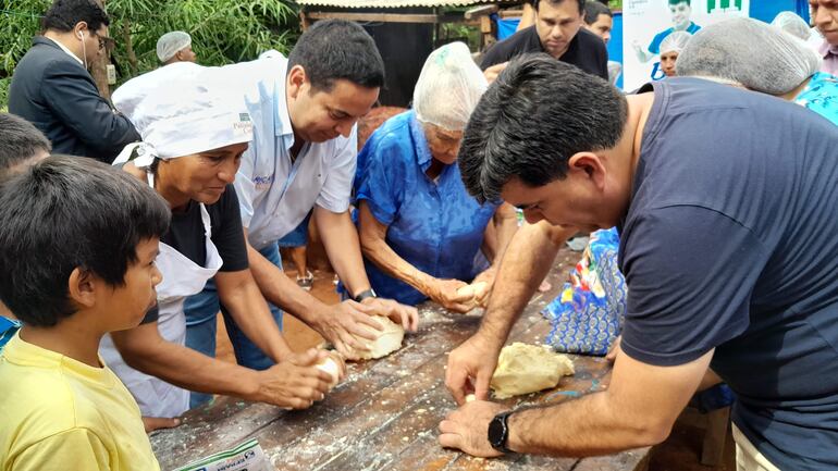 Ricardo Estigarribia y Billy Vaesken participaron en la siesta de hoy del tradicional chipa apo en la localidad de Guarambaré.