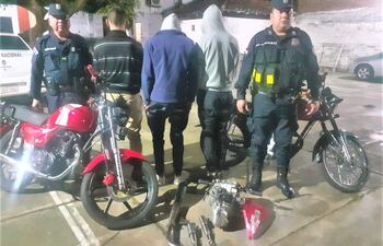 Detienen a tres jóvenes involucrados en hurto de motocicletas en Quiindy.