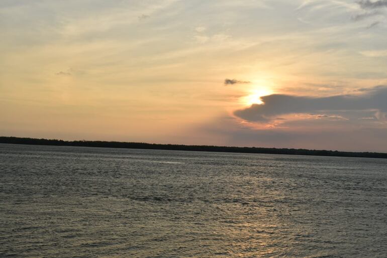 El atardecer visto desde la isla Yasyreta.