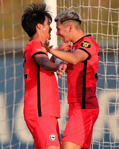 Julio Enciso (d) festeja un gol del Brighton con el japonés Mitoma, quien anotó con asistencia del jugador paraguayo.