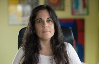 Analía Kalinec, quien descubrió con 25 años que el padre que la mimaba en su infancia era también responsable de delitos de lesa humanidad durante la última dictadura argentina, y ahora plasma su testimonio en un libro en el que denuncia sus crímenes y confronta la idea de que los hijos deban lealtad a sus padres.