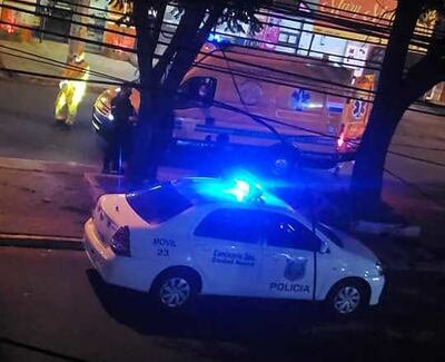 Según la denuncia, bomberos Voluntarios y efectivos policiales llegaron al lugar pero no auxiliaron al adolescente.