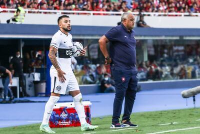 Francisco Arce (d), entrenador de Cerro Porteño, durante el superclásico del fútbol paraguayo en La Nueva Olla.