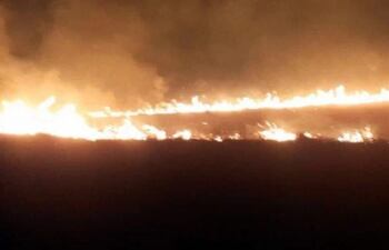 Las llamas arrasaron con unas 300 hectáreas de pastizales en Villeta, antes de ser extinguidas.