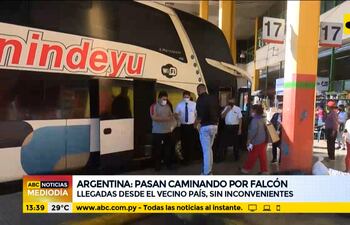 Pasajeros pasan caminando por Falcón