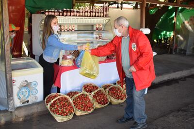 El horario de la feria será de 08:00 a 20:00 de lunes a domingos en el paseo central sobre la avenida Mariscal Estigarribia y también sobre la ruta Patiño, del centro de Areguá.