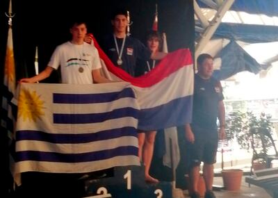 El paraguayo Iván Correa (14 años) subió a lo más alto del podio con la medalla de oro que conquistó en la modalidad de 100 metros espalda, categoría juvenil en Rosario, Argentina.