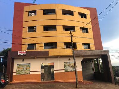 Del tercer piso de este edificio la joven embarazada cayó y sufrió lesiones.