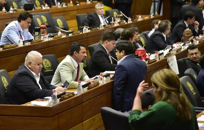 El acusado diputado colorado  Ulises Quintana (traje claro) por segunda vez está preso en Viñas Cue. Aquí   conversa con su colega Luis Urbieta (ANR, Añetete) en una de las sesiones.