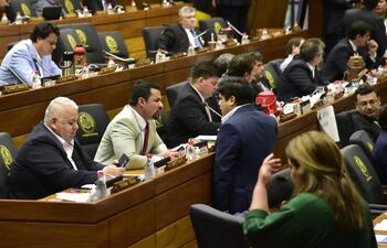 El acusado diputado colorado Ulises Quintana (traje claro) por segunda vez está preso en Viñas Cue. Aquí conversa con su colega Luis Urbieta (ANR, Añetete) en una de las sesiones.