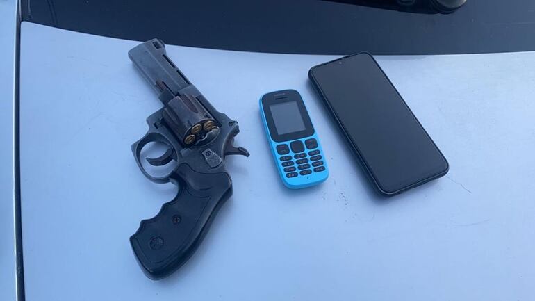 El arma y los celulares incautados del poder de José Luis Durán Bobadilla.