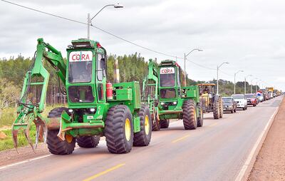 Cerca de 500 camiones, tractores, cosechadoras y otras máquinas agrícolas salieron del campo para cerrar la ruta.