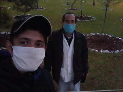 Uno de los connacionales que hizo cuarentena posa con el médico Miguel Ruiz.