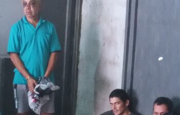 Silvestre Ledesma (parado) espera el momento de ser trasladado a la cárcel de San Pedro.