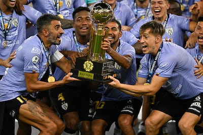 Los jugadores de Independiente del Valle, Cristian Pellerano (i), Anthony Landázuri, Junior Sornoza y Richard Schunke levantan la Recopa Sudamericana.