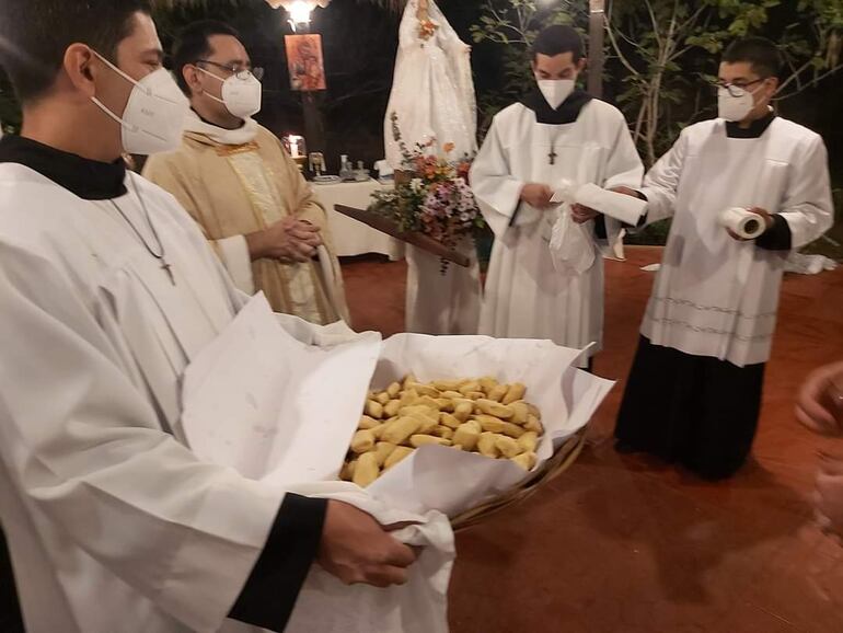 Monjes del monasterio San José de Santa María de Fe, Misiones en plena preparación de la chipa.