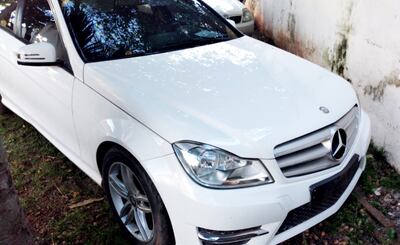 El automóvil Mercedes Benz empleado para el golpe del lunes.