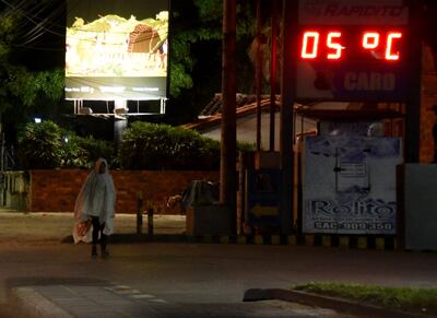 Una persona recorre las calles de Asunción en la madrugada de este miércoles.