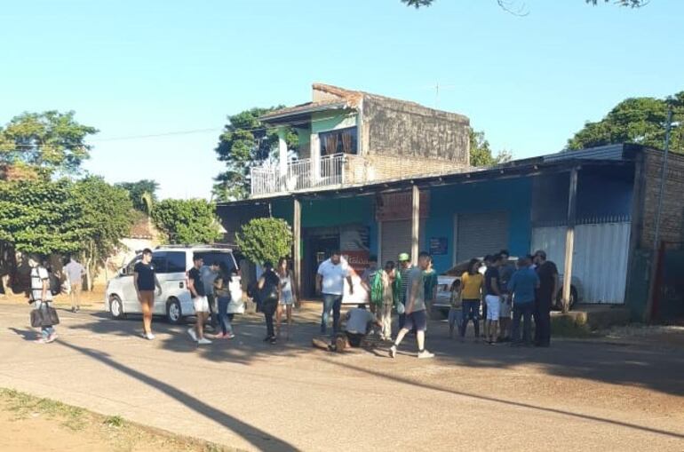 Automóvil Toyota Noah, propiedad del asesinado antes de ser auxiliado. Se lo ve tendido en el suelo.