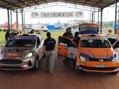 Los autos que competirán en el Rally Trans-Itapúa 2021 durante las verificaciones en el Parque Quiteria.