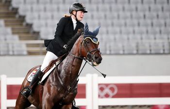 La competidora Annika Schleu de Germany llora durante la performance en la modalidad Pentatlon Moderno, en la que el caballo Saint Boy se niega a saltar la valla. El animal recibió un golpe de puño de la entrenadora alemana Kim Raisner para que reaccionara. El hecho fue captado por las cámaras de los Juegos Olímpicos Tokio 2020 lo que le valió la descalificación por "tarjeta negra" a la entrenadora.