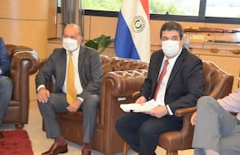 Oscar Salomón, presidente del Senado, recibió ayer a Hugo Velázquez, vicepresidente de la República, quien llevó un proyecto de préstamo para el asfaltado de la ruta nacional 12.