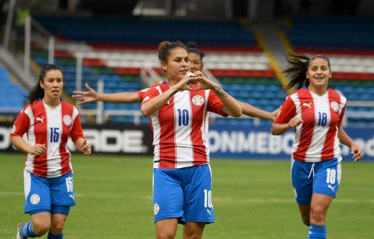 Jessica Martinez (centro), celebra luego de meter un gol contra Chile. 