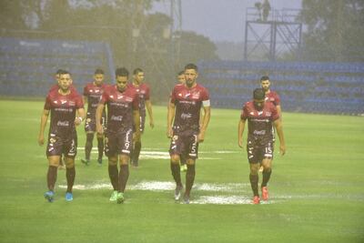 Así se retiraban los jugadores de Nacional cuando fue interrumpido el juego.