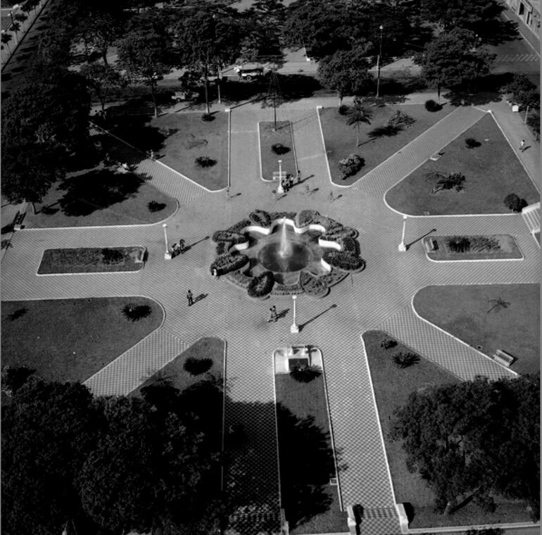 Plaza de la Democracia en 1974, con diseño de bandera inglesa, que consistía en camineros en forma perpendicular y en el centro un elemento importante.