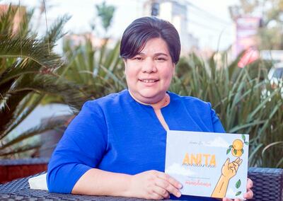 Sandra Da Silva exhibe la portada del libro “Anita Mandarina”.
