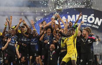 Jugadores de Independiente del Valle celebran al ganar la final de la Copa Sudamericana ante Sao Paulo ayer, en el estadio Mario Alberto Kempes en Córdoba (Argentina). EFE/Juan Ignacio Roncoroni
