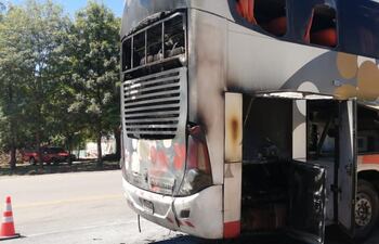 Así quedó el bus tras el incendio.
