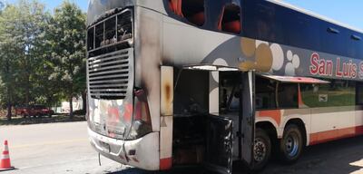 Así quedó el bus tras el incendio.