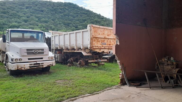 Vehículos y maquinaria en desuso componen el cementerio de chatarras de la Gobernación en Fuerte Olimpo.