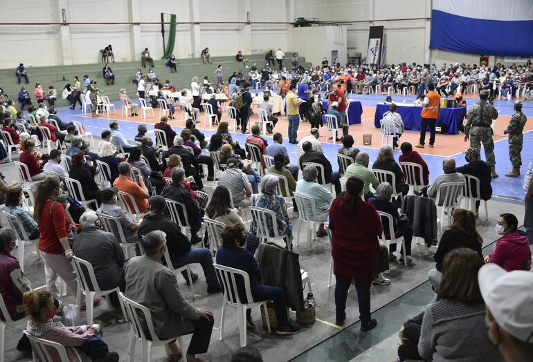 En la Secretaría Nacional de Deportes la concurrencia fue masiva. Hubo gente que aguardó seis horas en el autovac y otra decidió pasarse al área peatonal para recibir la vacunación.